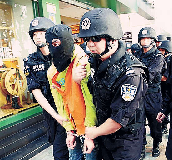 一线直击：东川“3.06”国投野牛风电建设工地蒙面持械抢劫案现场指认